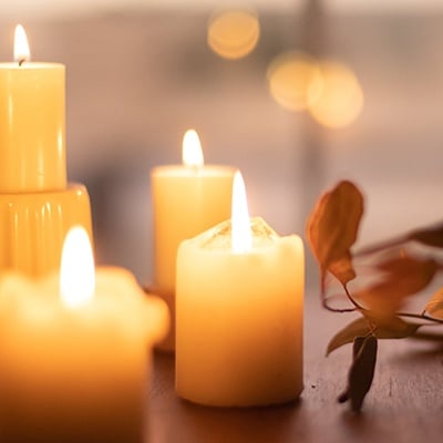 brennende Kerzen bei Trauerfeier - Patotzki Bestattungen Biberach